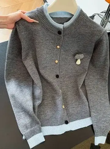 그레이 버튼 가디건 버섯 브로치