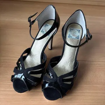 블랙 에나멜 오픈토 하이힐