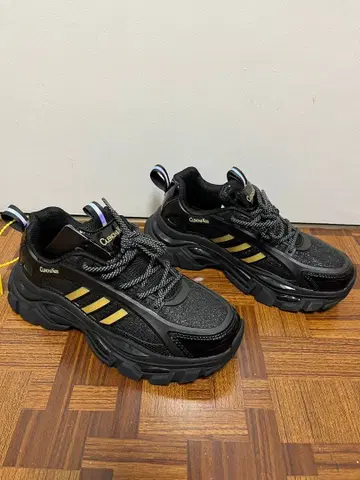 CLENCH & KISS 블랙 스니커즈