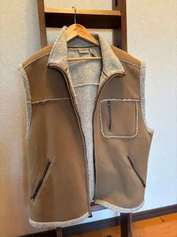 베이지 플리스 베스트 지퍼 포켓 부착