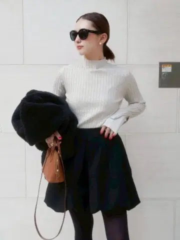 새상품급 BeBeoD 리브 하이넥 라메 니트 풀오버