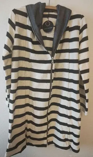 스트라이프 패턴 후드 부착 가디건