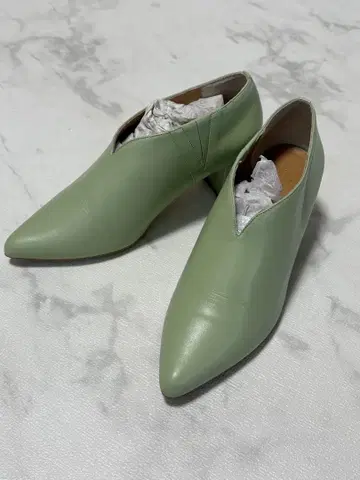 민트 그린 스틸레토 펌프스 중간 힐