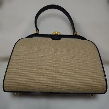 베이지와 블랙 핸드백