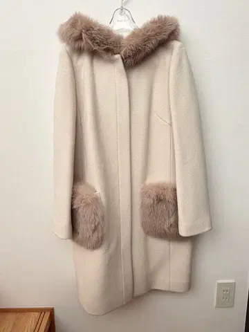 JUSGLITTY 퍼 후드 코트 크림색 사이즈 2(M)