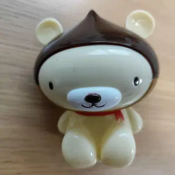 밤색 모자를 쓴 곰 캐릭터 완구