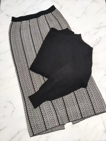 렙심 니트 스커트와 블랙 하이넥 스웨터 2세트