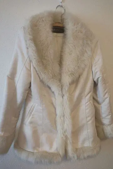 화이트 인조 모피 미들 코트