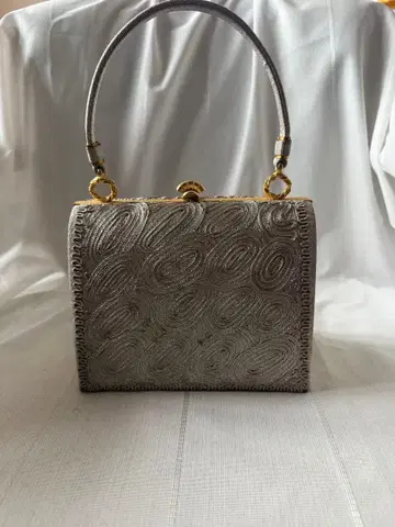 실버 엠보싱 핸드백 금표