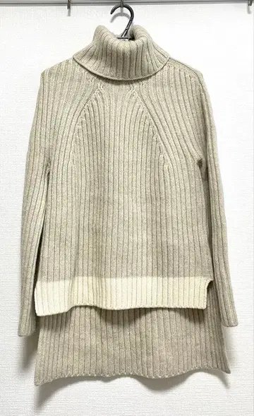 베이지 터틀넥 리브 스웨터