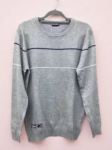 그레이 스트라이프 크루넥 스웨터