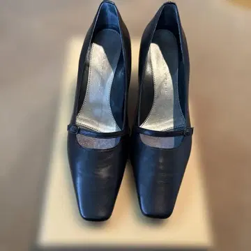 블랙 스퀘어토 하이힐