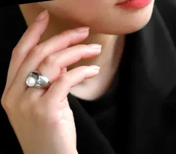 Demi Signet Pearl ARCH PEARL SIGNET RING