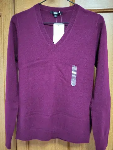UNIQLO 100% 캐시미어 V넥 스웨터 M 사이즈 퍼플