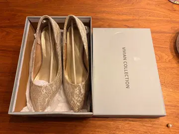 VIVIAN COLLECTION 베이지 레이스 펌프스