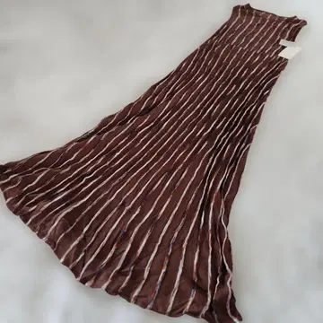 고베 레터스 시어 스트라이프 니트 원피스 시어 브라운