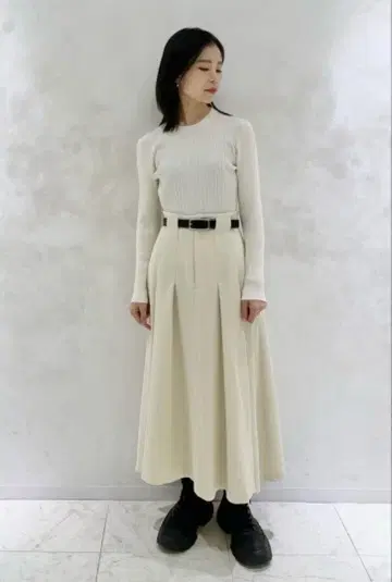 2023AW 블렌하임 벨트 포함 턱 롱 스커트 화이트