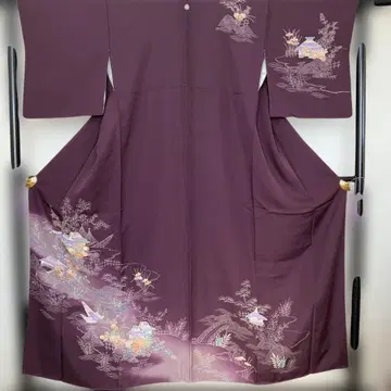 보라색 호몬기 꽃과 산의 무늬