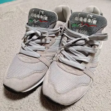 diadora N9000 그레이 스니커즈