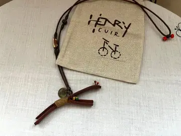 앙리 쿠이 / Henry cuir 목걸이 기린 모티브 보관 주머니 포함