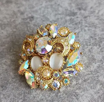 각도에 따라 색이 변하는 jamo 브로치 초승달 모티브 골드 컬러