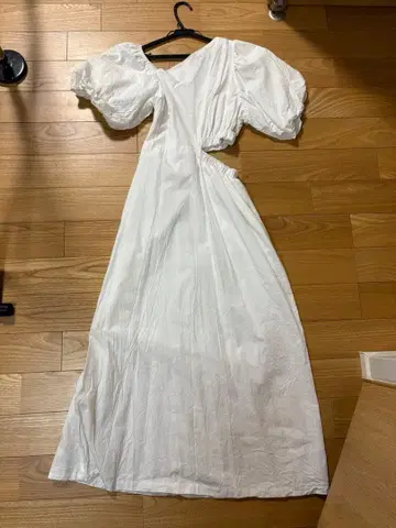 화이트 슬릿 원피스 퍼프 슬리브