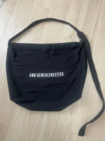 앤 드뮐미스터 블랙 토트백