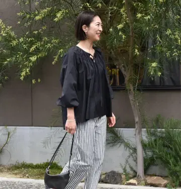 ourhome 풍성한 개더 플레어 블라우스 블랙