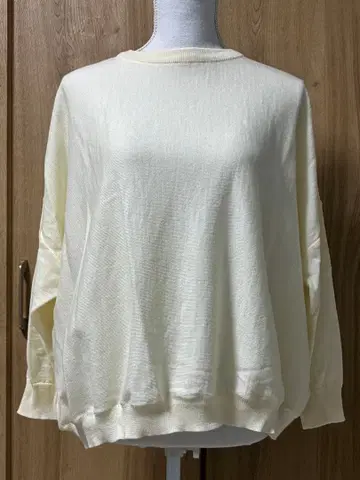 크림색 긴팔 니트