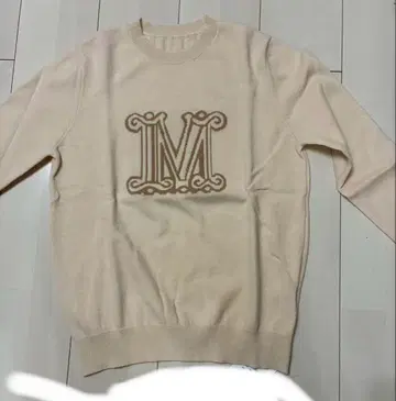 베이지 로고 긴팔 니트 스웨터