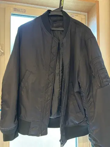 UNIQLO 블랙 MA-1 자켓