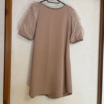 ASHILL 베이지 퍼프 슬리브 드레스