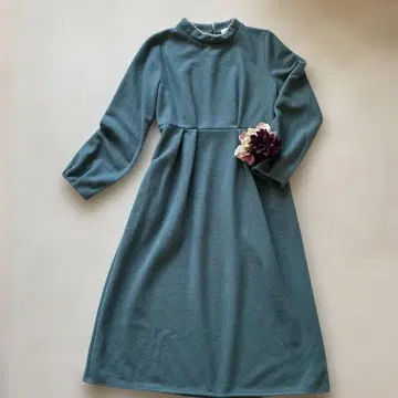 [포켓 포함] index 그린 펄 장식 하이넥 롱 원피스