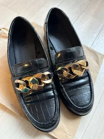 ZARA 악어 무늬 골드 체인 로퍼 39