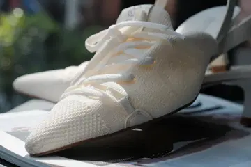 화이트 스틸레토 슬립온