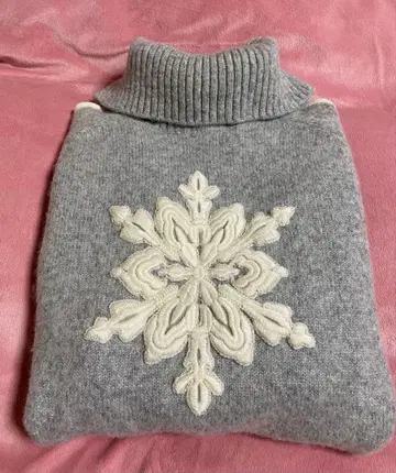 눈꽃 자수 그레이 스웨터