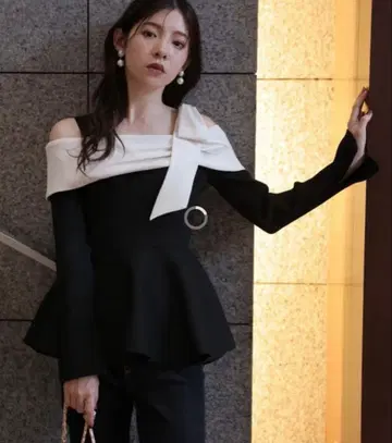 오프숄더 리본 도킹 니트