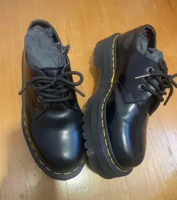 블랙 가죽 통굽 레이스업 슈즈