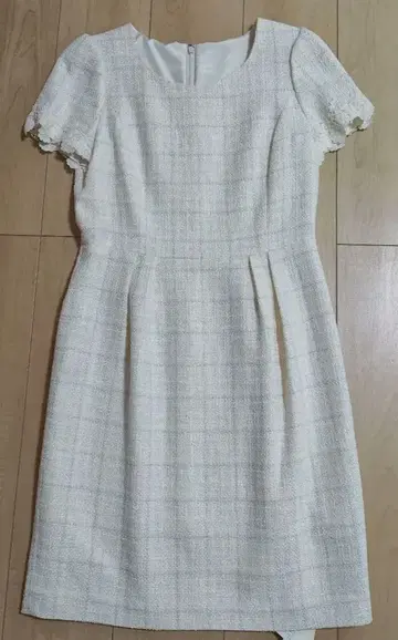 Debut de Fiore 무릎 기장 반팔 원피스 새상품 하자품