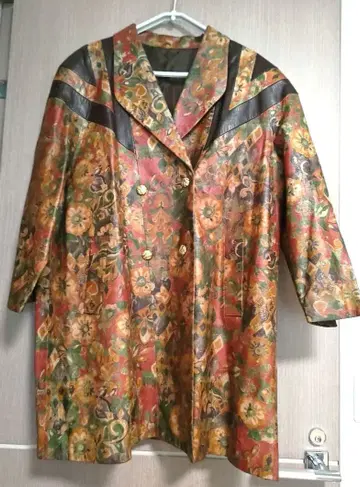 꽃무늬 가죽 코트