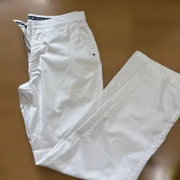 화이트 슬림핏 팬츠 사이드 버튼 포함