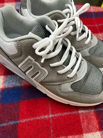 그레이 메쉬 스웨이드 스니커즈