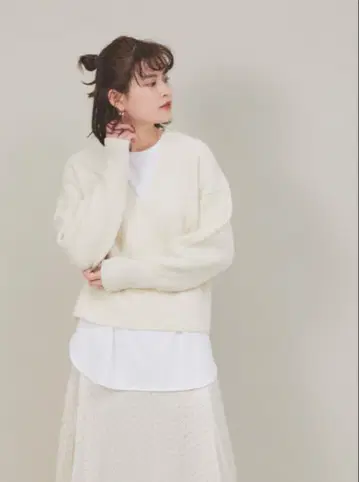 아이보리 V넥 리브 니트