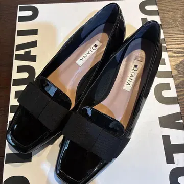 DIANA 블랙 에나멜 플랫슈즈 리본 포함