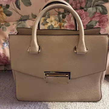 거의 사용하지 않은 케이트 스페이드 베이지 가죽 토트백 골드 금장 장식