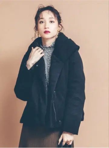 숏 칼라 다운 코트 블랙 사이즈 40