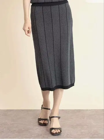 페넬 헤링본 펜슬 니트 스커트