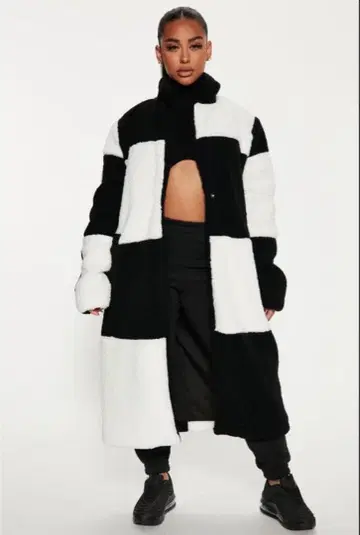 패션노바 체크 무늬 플리스 롱 코트 모노톤 블랙 화이트 M 갸루