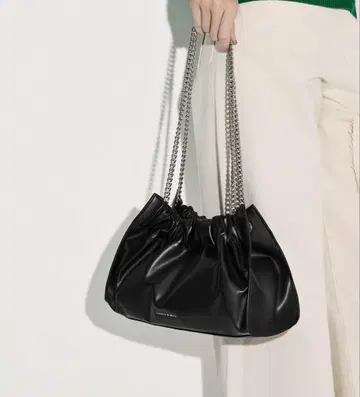 블랙 합성 피혁 핸드백 (다른 백 게재 중)