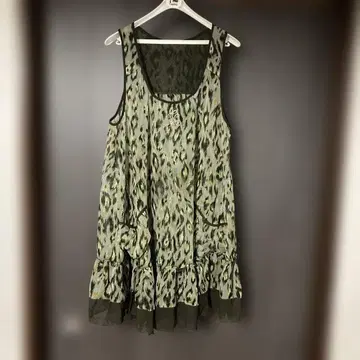 이타리야 애니멀 프린트 슬리브리스 튜닉